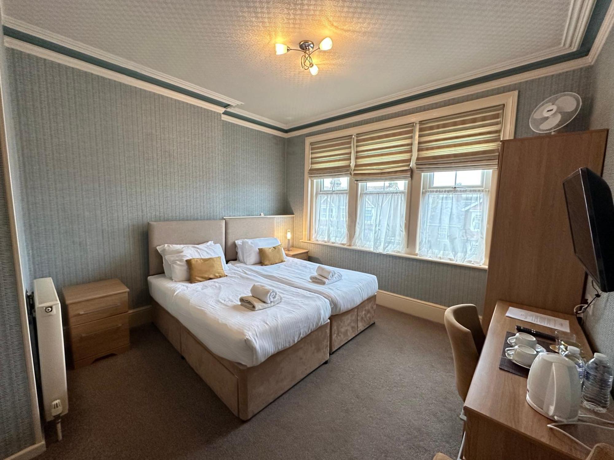 Devonia Express Hotel Eastbourne Bagian luar foto